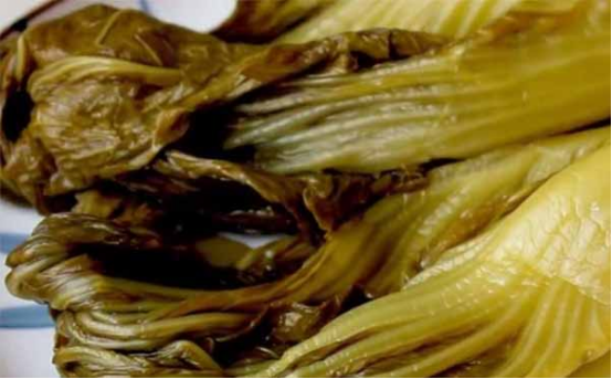 插旗菜業(yè)出口酸菜用食品X光機檢查，卻把腳踩的供給國內