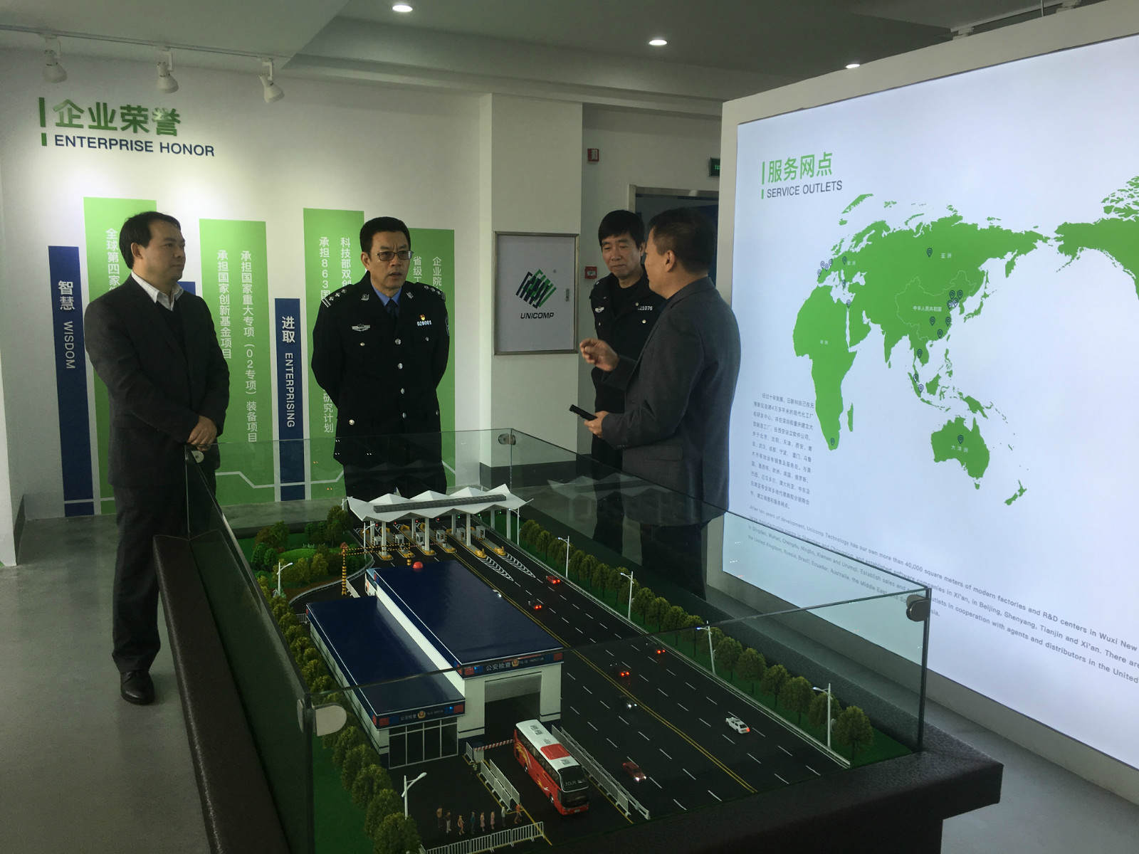 熱烈歡迎新吳區(qū)副區(qū)長、區(qū)公安局長丁旭東蒞臨日聯(lián)科技參觀調(diào)研！